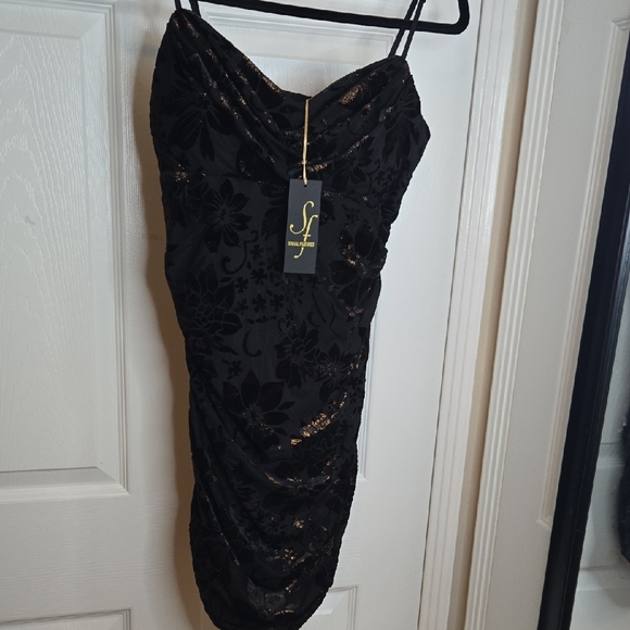 Elegant Black Floral Dress - Picture 1 of 4